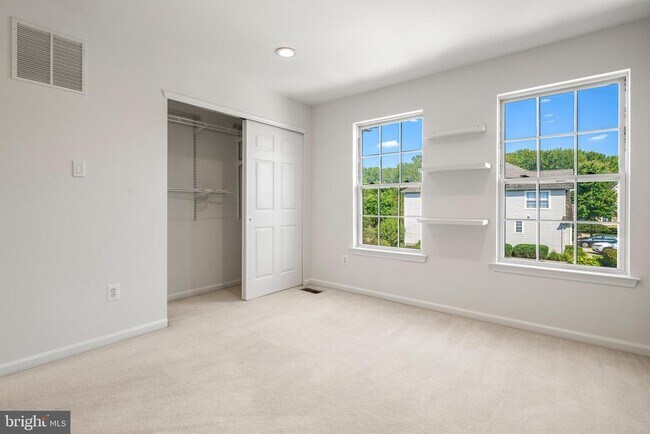 Building Photo - 156 E Country Club Dr