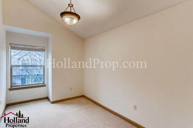 Building Photo - Pet free 3 bedroom Home with natural light...