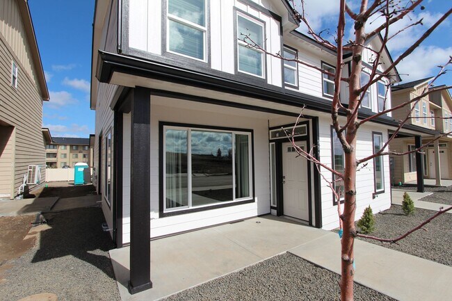 Building Photo - Modern design 3 bed, 2.5 bath duplex