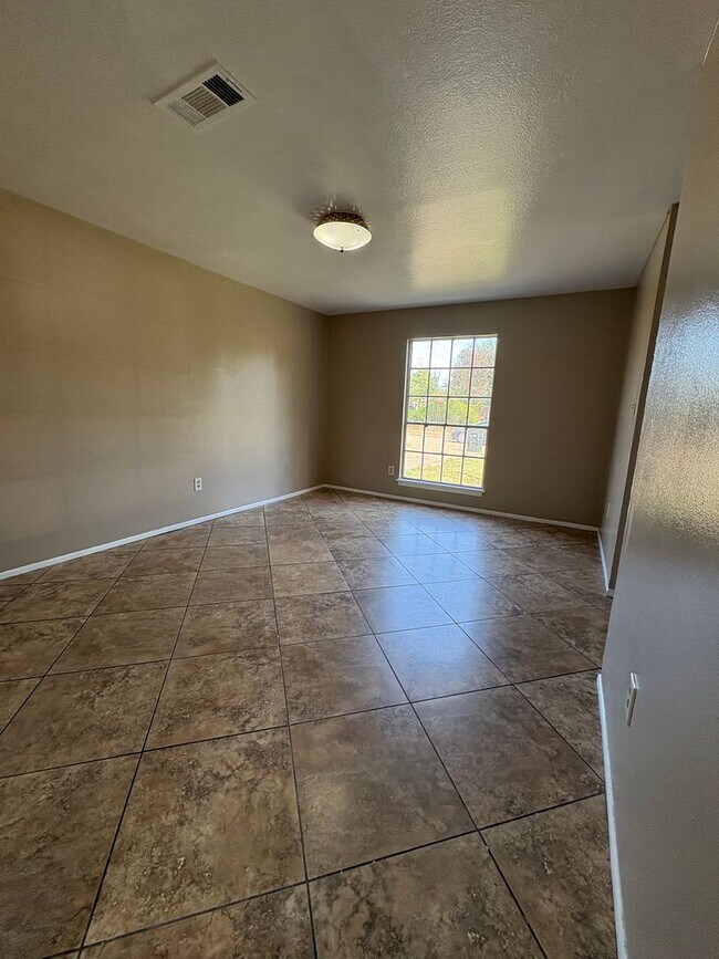 Building Photo - Awesome home with lots of space and storage!