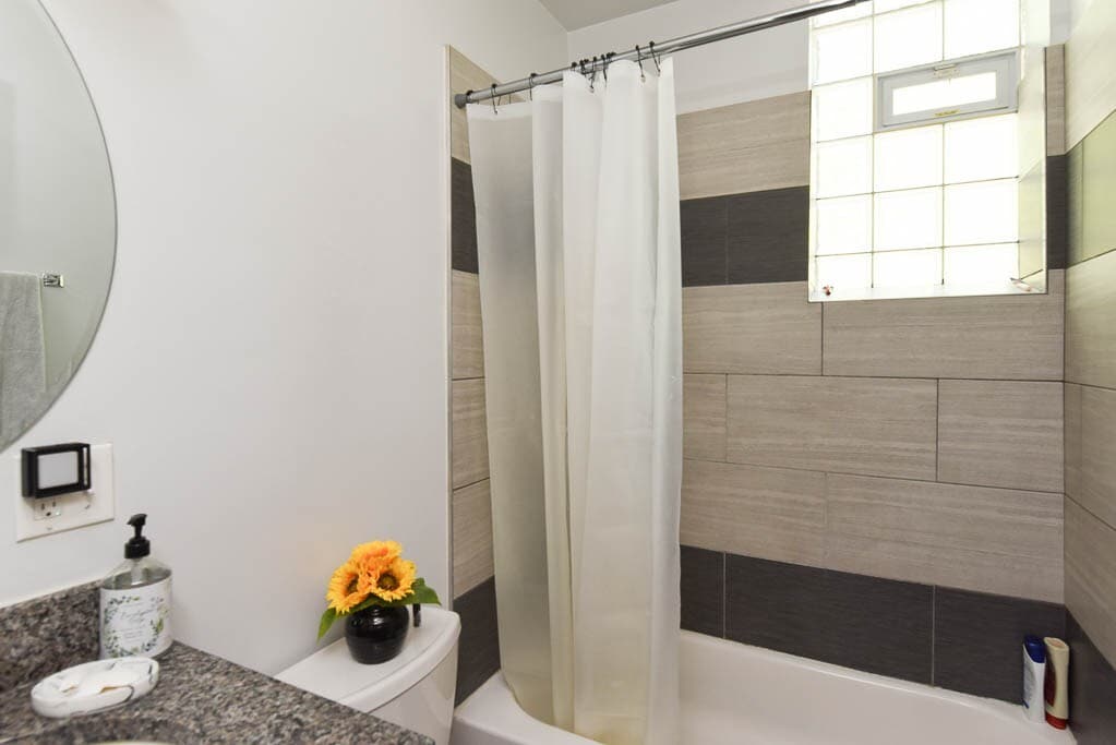 Building Photo - 4504 N Paulina St