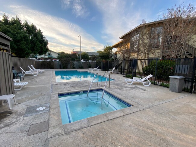 Building Photo - Torrance: 1 Bed 1 Bath Condo - 1 Carport S...