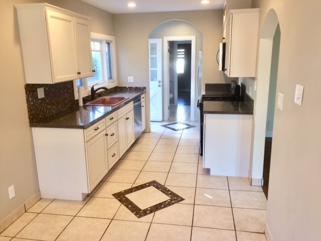 Fully equipped kitchen - 1350 Curson S Ave