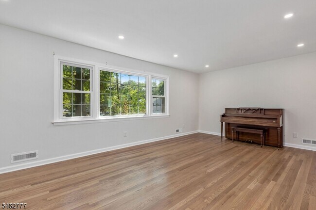 Building Photo - 27 Glenbrook Rd