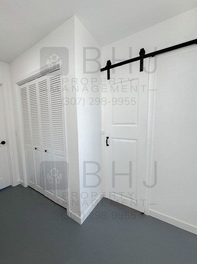 Building Photo - 520 Canby St