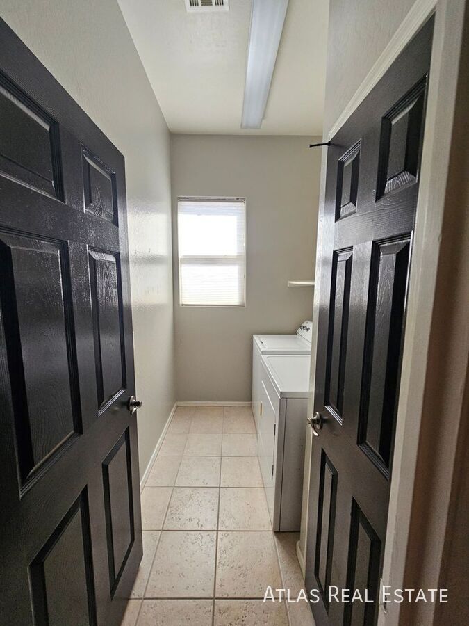 Building Photo - 1076 E Phelps St