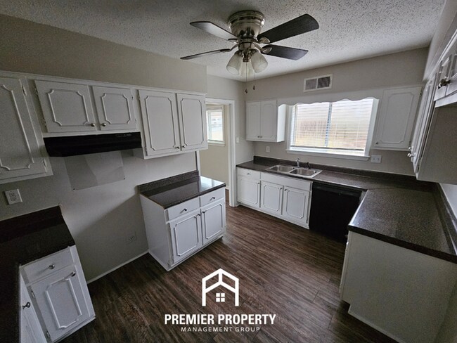 Building Photo - Large 4 Bedroom Home for Rent in Memphis | Hardwood Floors, Fireplace & Fenced Yard