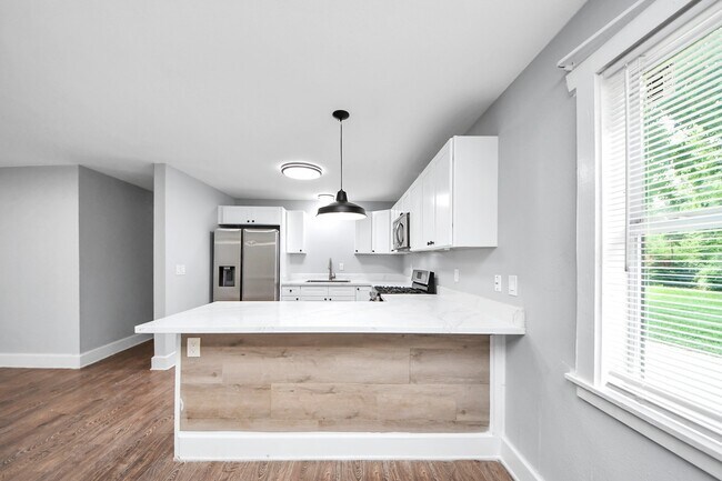 Building Photo - 5738 Kenilwood Dr