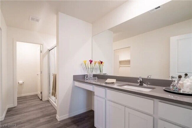 Building Photo - Bright, Modern 3 Bd, 3 bth, Home with Chef...