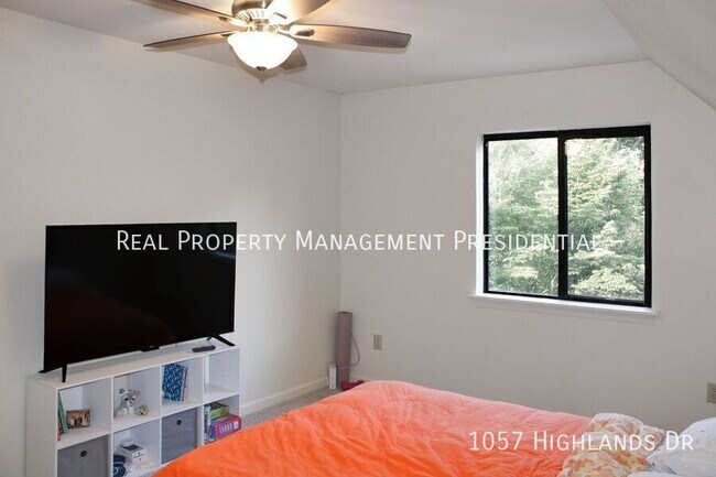 Building Photo - 1057 Highlands Dr