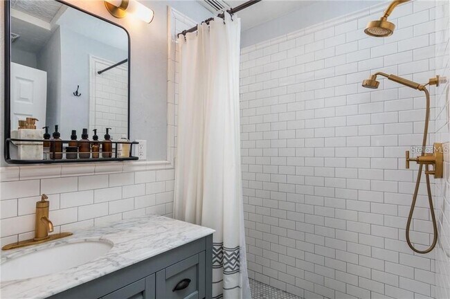 Building Photo - 1400 Locust St NE