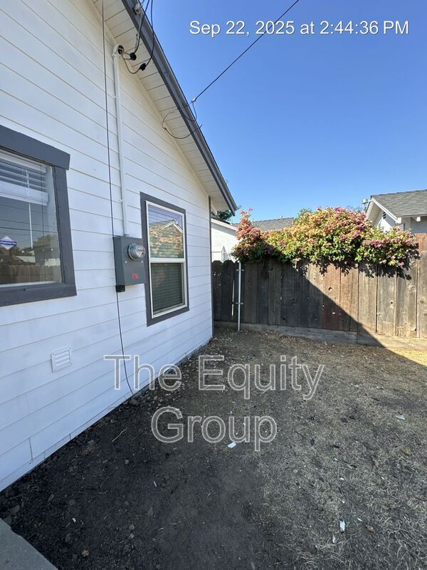 Building Photo - 1006 N Conyer St