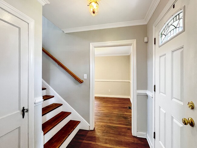 Building Photo - Charming 3-Bedroom Brick Colonial in Edgewood