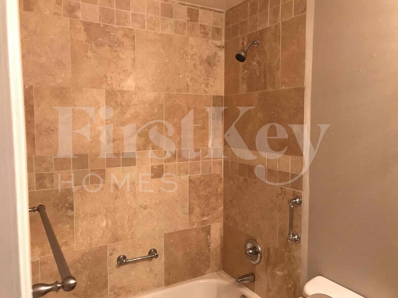 Building Photo - 4841 W Paradise Ln