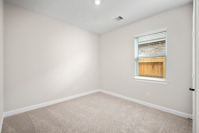 Building Photo - 6119 White Spruce Dr