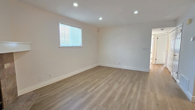 Building Photo - 4644 Devonshire Common