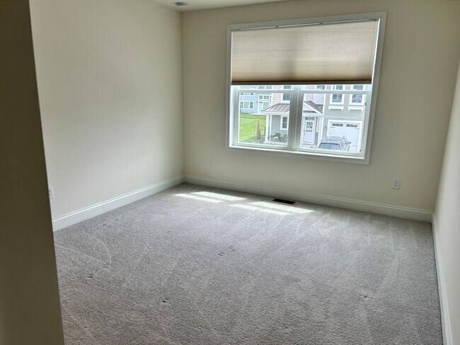 Building Photo - Large Townhome in Governors - East of Rout...