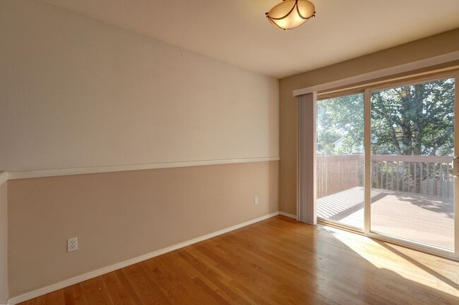 Building Photo - Immaculate, Sunny and Bright 4 Bedroom/2.5...