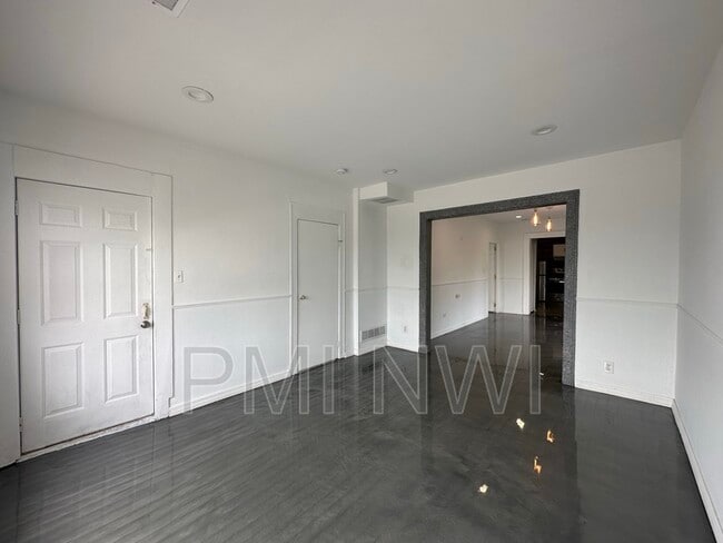 Building Photo - 117 Gostlin St