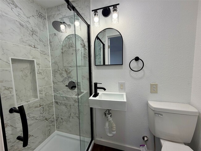 Building Photo - 100 Shady Oaks Ln