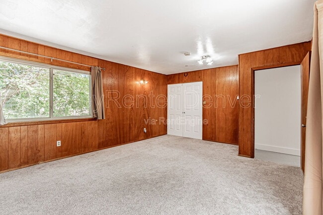Building Photo - 400 Lily Ln