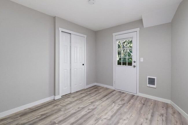 Building Photo - Beautifully remodeled 3BR in Gresham. 1/2 off first months rent!