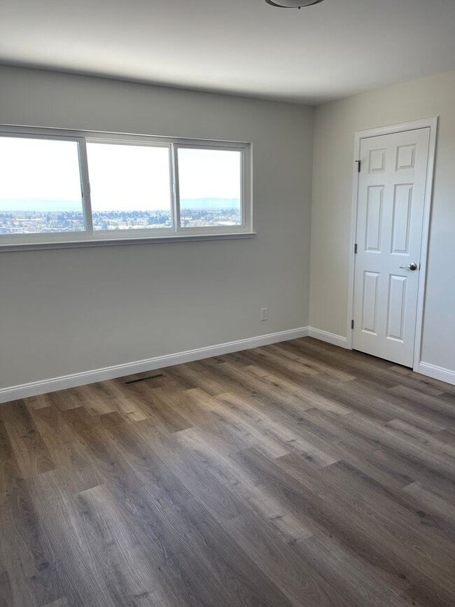 Building Photo - Newly Renovated 4 Bedroom Home with Views