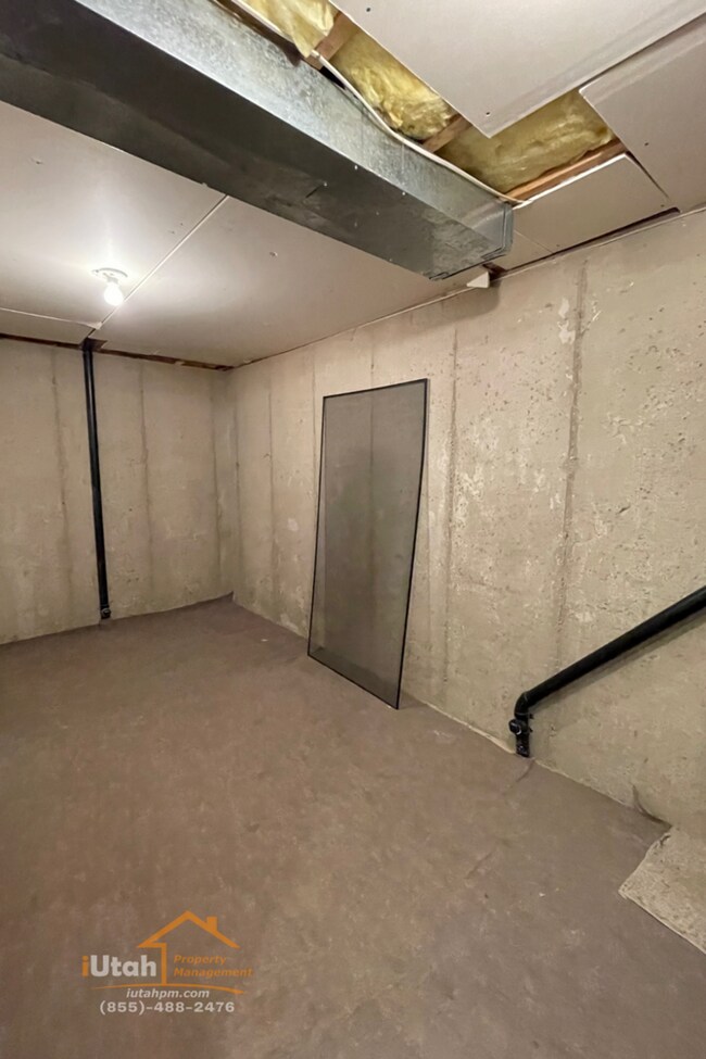 Building Photo - East Layton 6 Bdrm 3 Bth 2 car garage home.