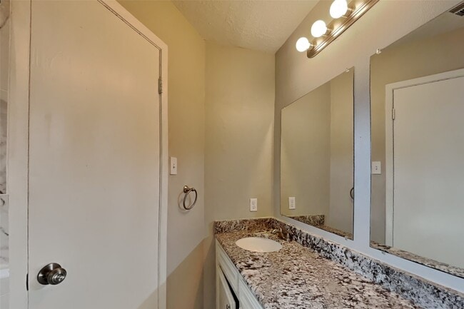Building Photo - 15506 Swan Creek Dr