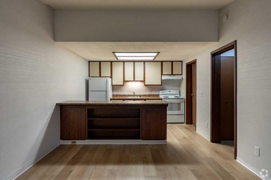 1BR, 1BA - 576SF - Kitchen - Wentworth