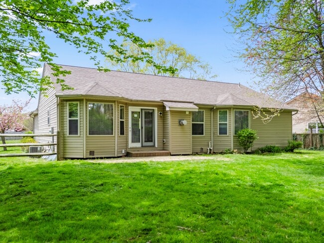 Building Photo - 672 E Lake Ln