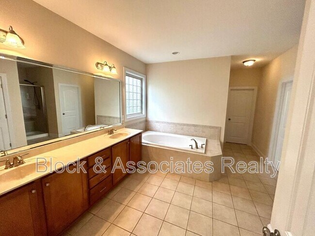 Building Photo - 706 Weavers Ridge Dr