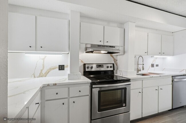 Building Photo - DOWNTOWN ~ Luxury Gene Leedy Townhouse ~ with Community Pool