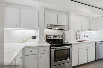 Building Photo - DOWNTOWN ~ Luxury Gene Leedy Townhouse ~ with Community Pool