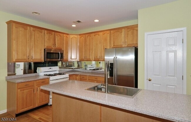 Building Photo - 67 Patriot Hill Dr