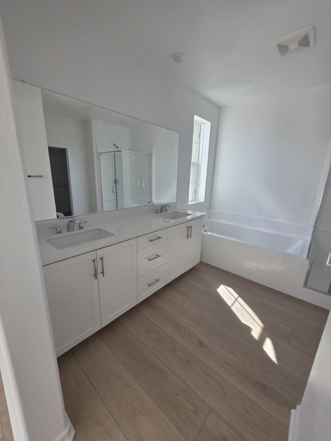 Building Photo - PRICE REDUCTION!! Sycamore Heights 3-Bedroom Condo  with 3 Full Baths 1588 Sq Ft of Modern Living!"