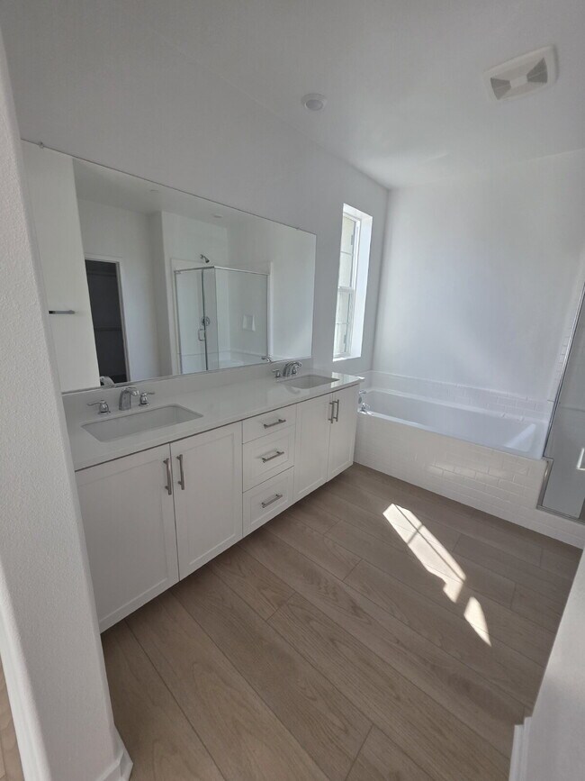 Building Photo - PRICE REDUCTION!! Sycamore Heights Masterpiece "Spacious 3-Bedroom Condo  with 3 Full Baths 1588 ...