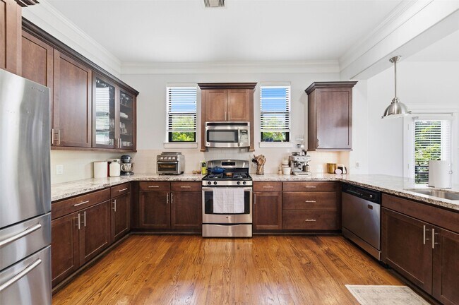 Building Photo - 214 W 28th St