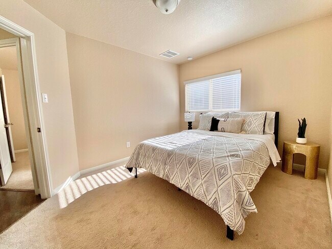 Building Photo - 11235 Silver Rose