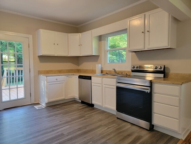 Building Photo - Complete remodeled 3 bedroom 1 1/2 bath home in Belmont!!