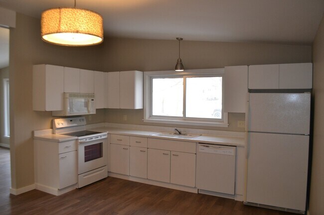 Building Photo - Ranch level home in great neighborhood! 2 ...