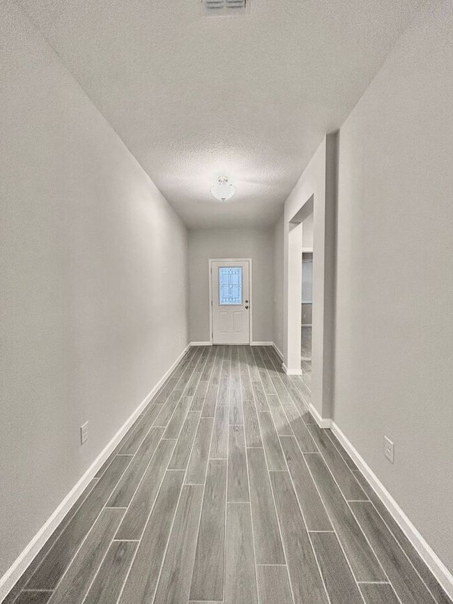 Building Photo - Gorgeous 4/3 Brand New Home with a Spaciou...