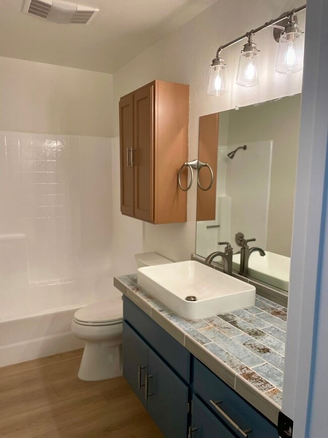 Building Photo - Nicely upgraded Townhome is East Simi