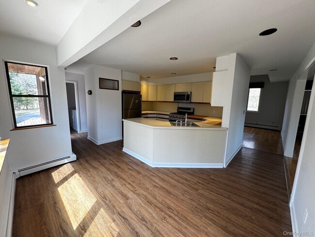 Building Photo - 2581 Roanoke Ave