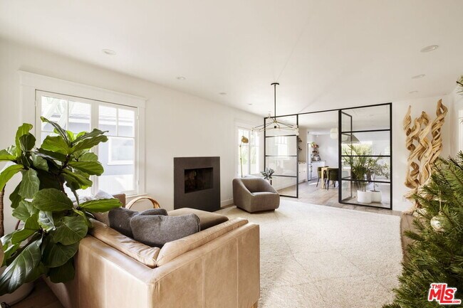 Building Photo - 601 Crestmoore Pl