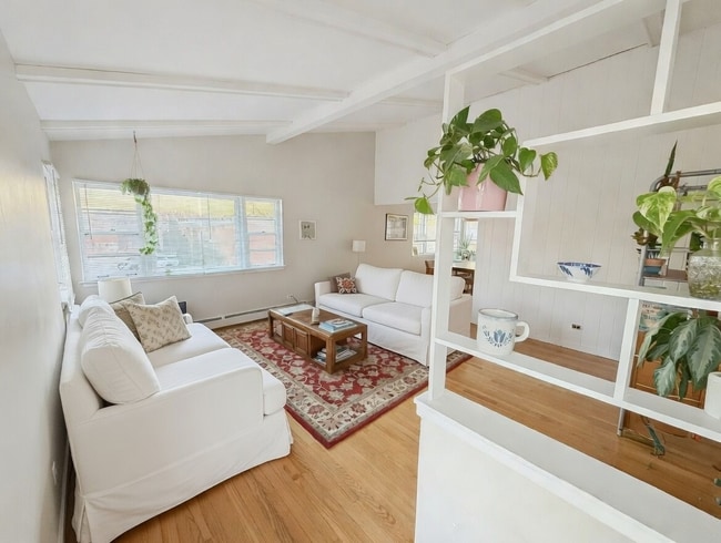 Building Photo - 921 College Ave