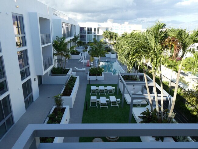 Building Photo - 111 SE 1st Ave