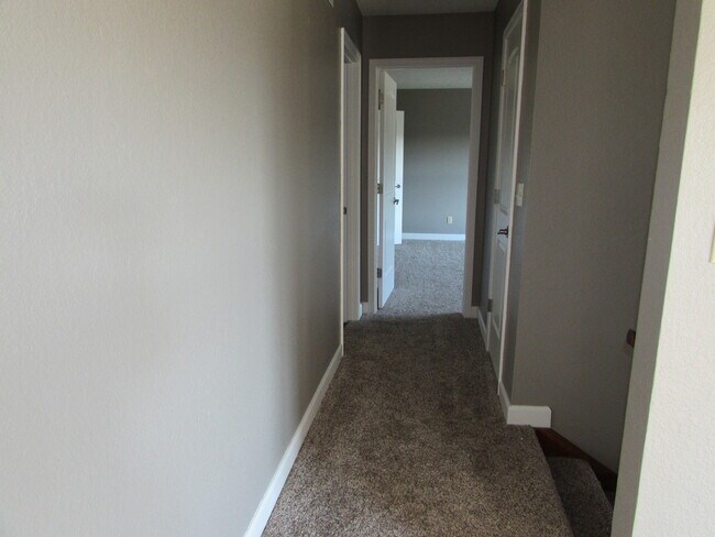 Building Photo - 3 Bedroom House Close to FLW -  New LVP Flooring May 2024!
