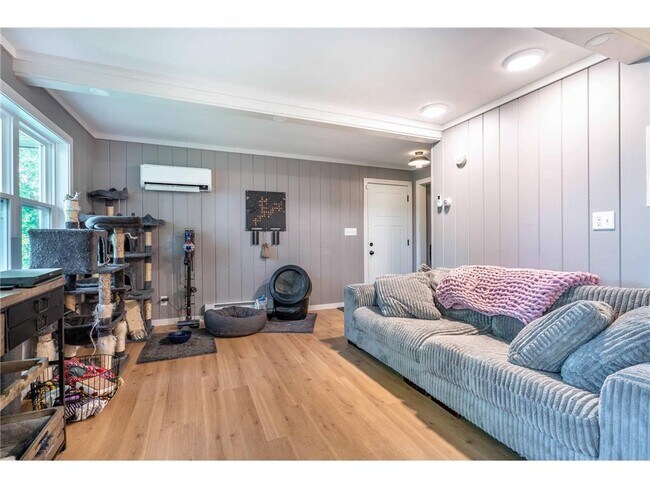 Building Photo - 1409 Hoot Lake Dr