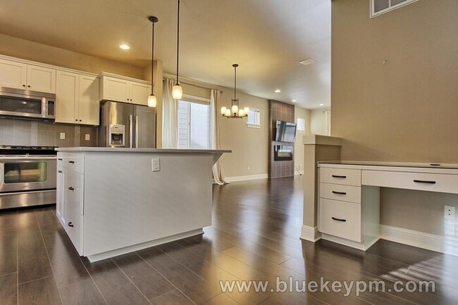 Building Photo - 45 Degree Central 4 bedrooms, 2.5 baths Wa...